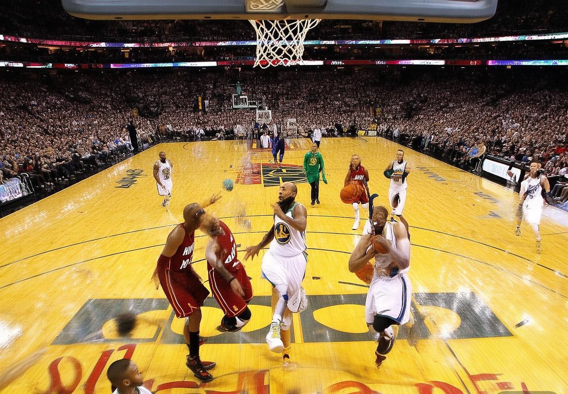 NBA巅峰对决：热火三巨头对勇士双枪激情战